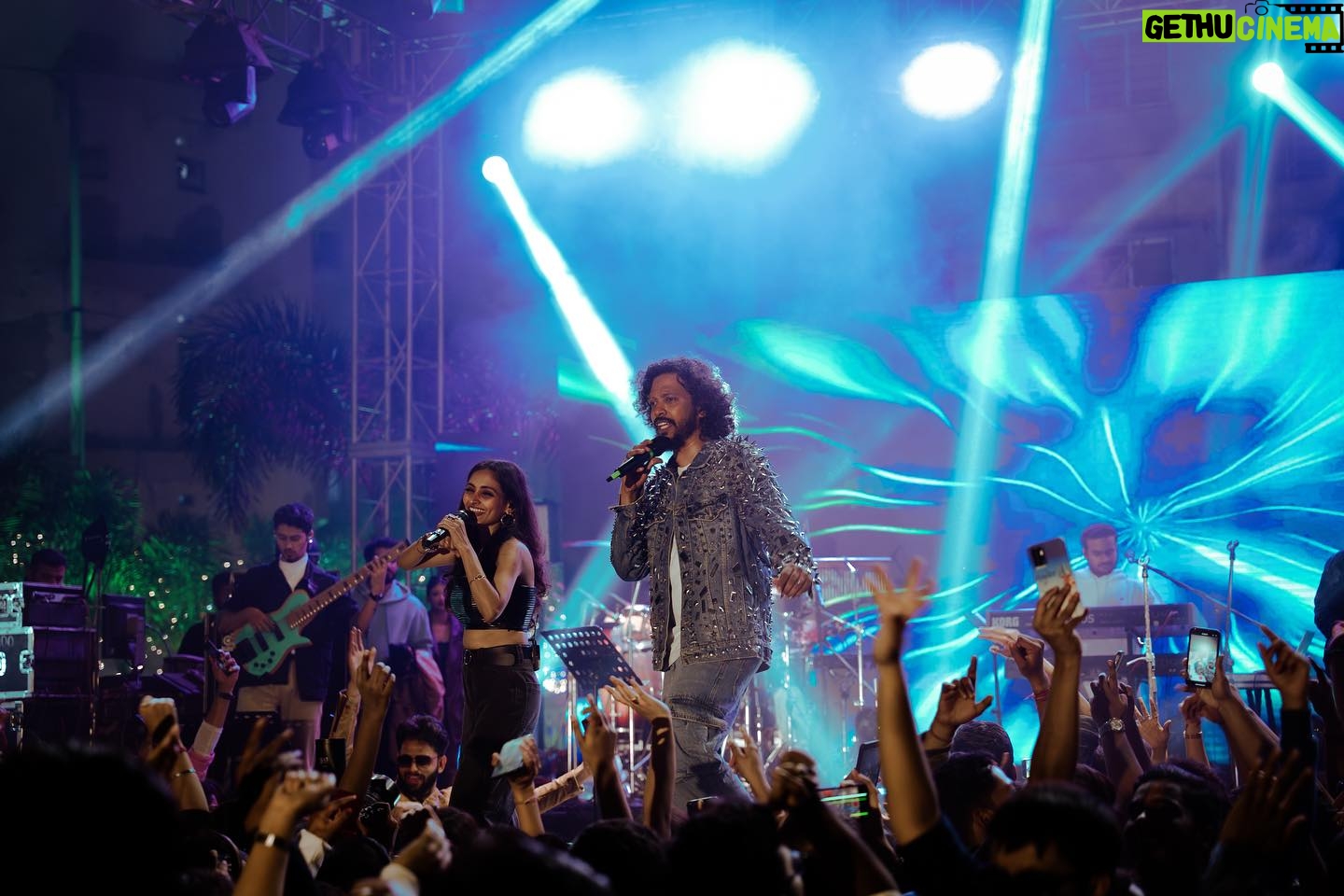 Nakash Aziz - 1.3K Likes - Swipe till the end to see me multitask🤪🙈
#NakashAziz #NakashLive