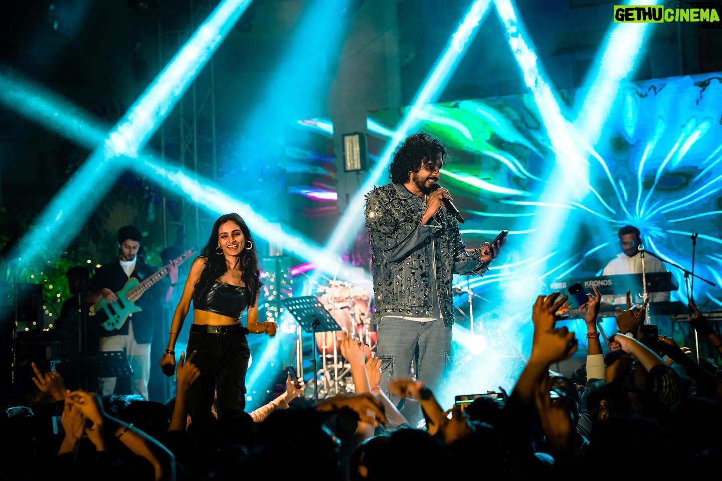 Nakash Aziz - 1.3K Likes - Swipe till the end to see me multitask🤪🙈
#NakashAziz #NakashLive