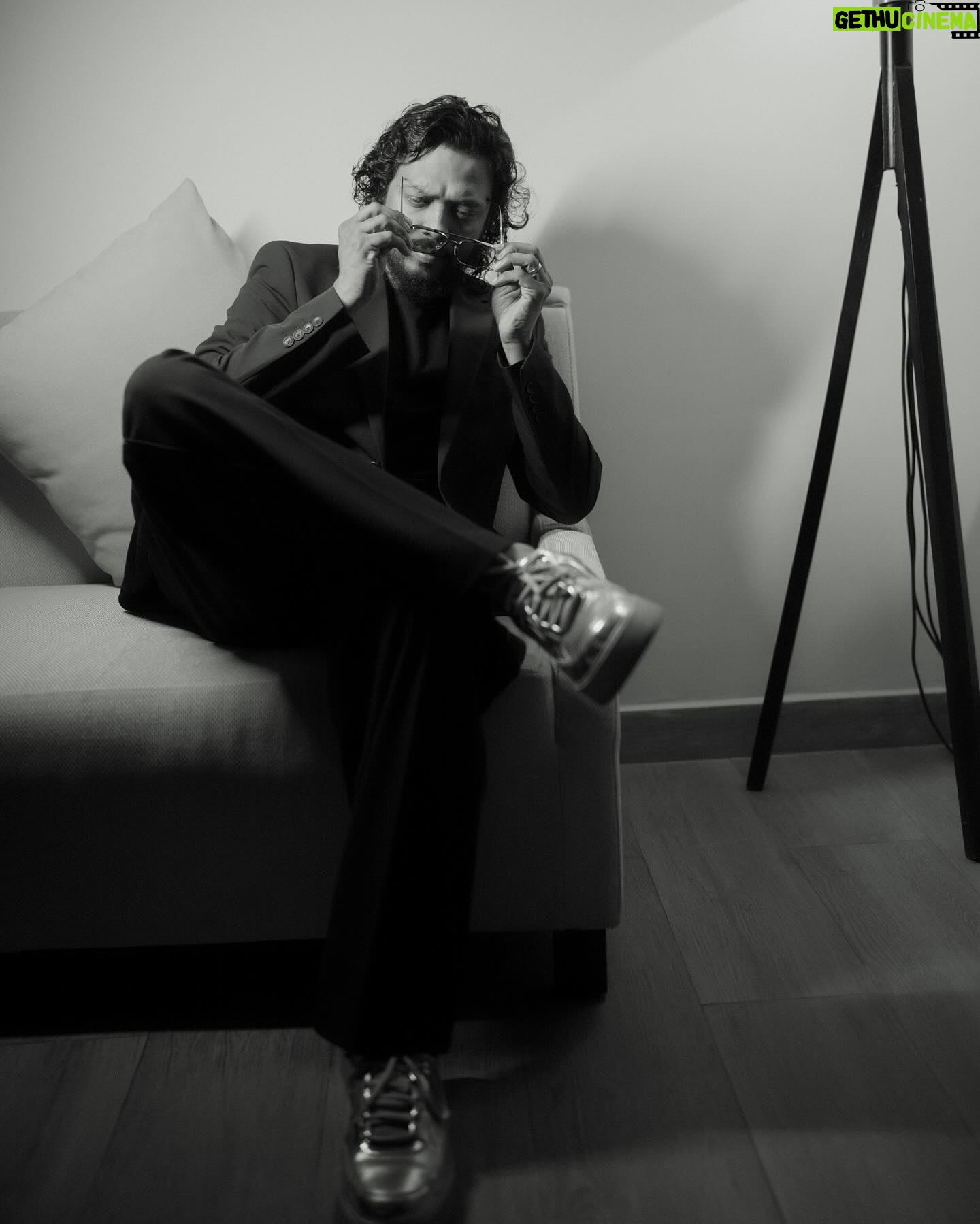 Nakash Aziz - 786 Likes - Monochrome 🤍🖤
#nakashaziz #nakashazizlive
