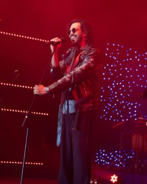 Nakash Aziz Instagram - 50 shades of me when I’m performing🎤

#NakashAziz #NakashLive #AboutLastNight