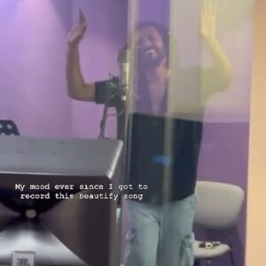 Nakash Aziz Instagram - Always such a pleasure @arrahman sir song from the film #rayaan along with the amazing @antara_nandy written by the @kumaarofficial paaji 
📸 @dil.shaads for the vocal supervision and video . Special mention and my best wishes to all the musicians who played on this one and the mixing engineers as well