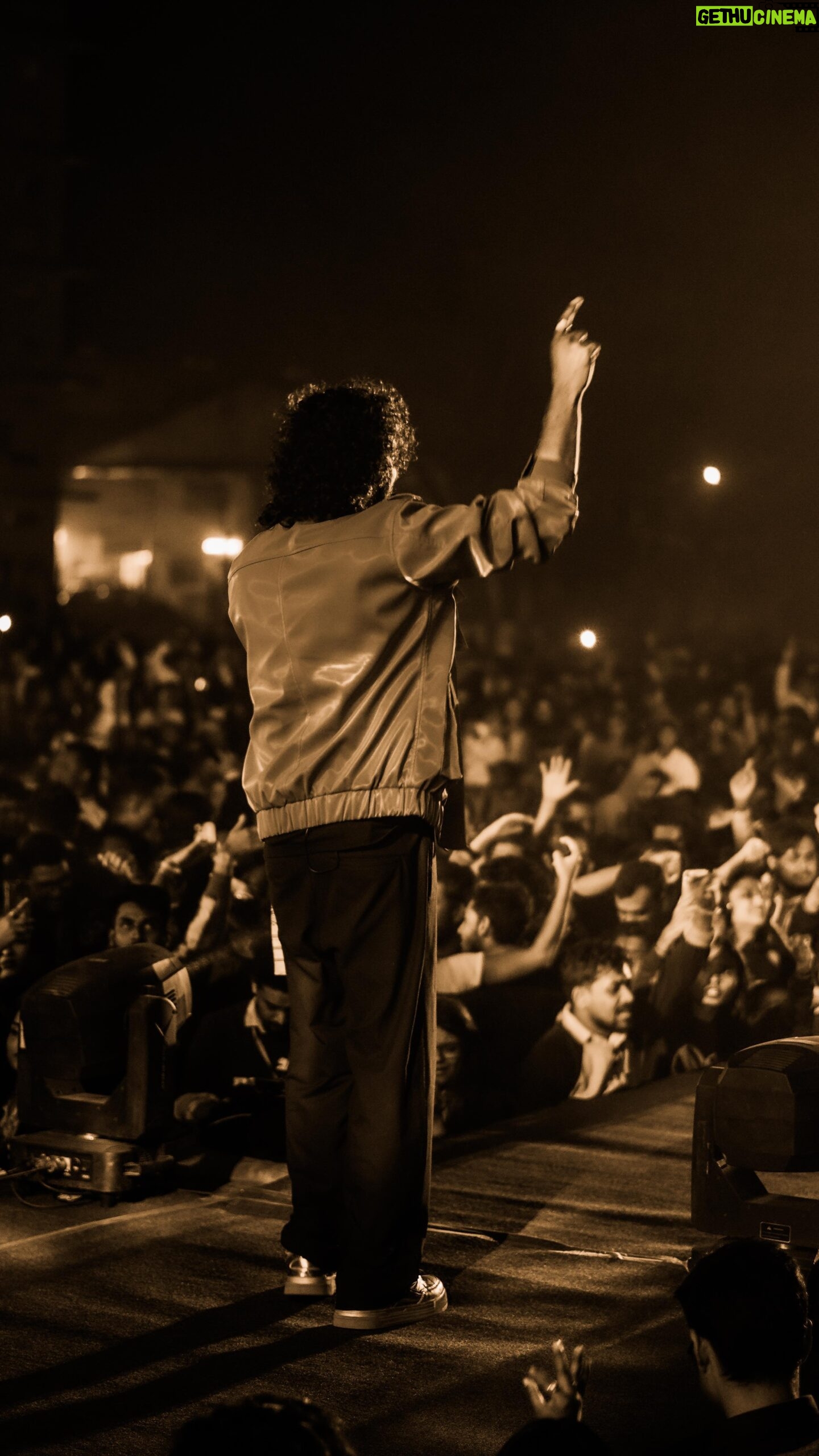 Nakash Aziz - 791 Likes - Let the good times roll💫
📹 - @_aloontraveller_
#nakashaziz #nakashazizlive