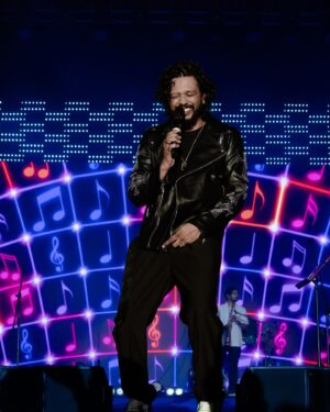Nakash Aziz Instagram - 50 shades of me when I’m performing🎤

#NakashAziz #NakashLive #AboutLastNight