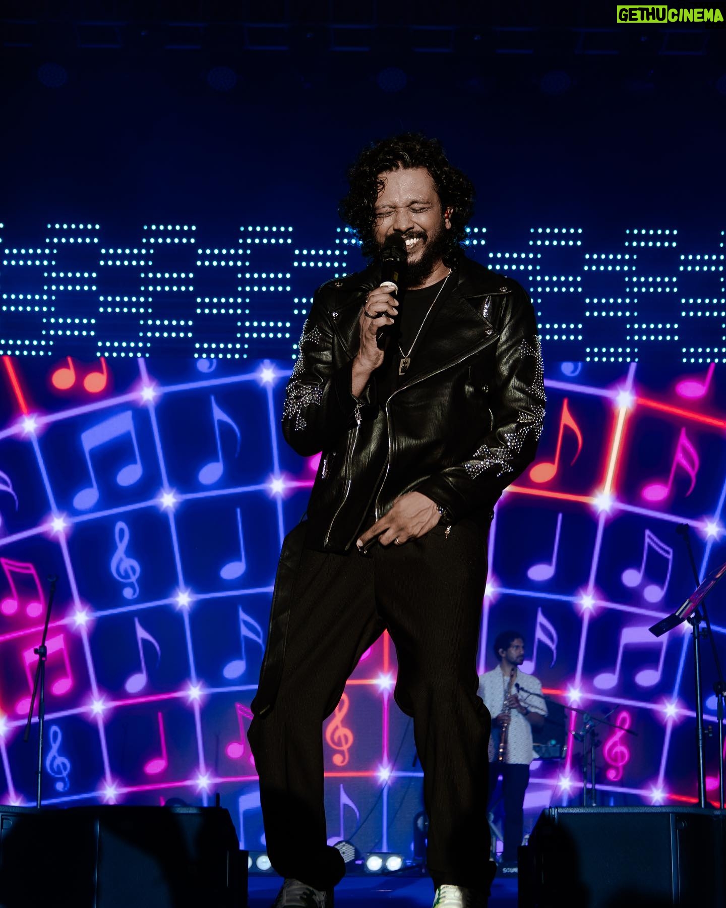 Nakash Aziz - 1.1K Likes - 50 shades of me when I’m performing🎤
#NakashAziz #NakashLive #AboutLastNight