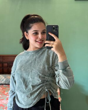 Nakshatra Murthy Instagram - Love being w women ♥️🌼 especially this phase of life 
.
Technically entering into Vijay’s wardrobe 🤣 
Thanks da @vijayviruz
.
.
#feelingamazing #youngandbeautiful #selflove #beingwomen #pregnancydiary