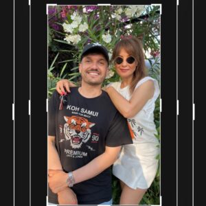 Nalan Instagram - Canım @fffiko ülkeye gelir ablasını görmeyi hiç ihmal etmez. Tanıdığımda 17 yaşındaydı. Nalanistan ailemin en küçük üyesiydi ve hiç kopmadık o şimdi 30 larında kocaman oldu . Digital tüm sayfalarımla o ilgileniyor. Hepsinden geri kalma diye diye tüm hesapları yıllar evvel o açtı. Zorla foto çektirir ,çeker yayınlar. O benim elim kolum , oğluşum her şeyim. Canım canım hep söylüyorum hadi bir daha diyeyim ,annen seni iyi ki doğurmuş. 🧿🧿🧿💕💕💕💕💕😘 fotofüsun 🤣🤣🤣🤣 @fisunss 😘💕