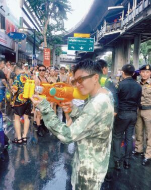 Nam Đình Võ Instagram - Ăn tết của Việt Nam thì khô cháy túi, ăn tết bên Thái ướt nhẹp nhèm nhem 😆😆😆