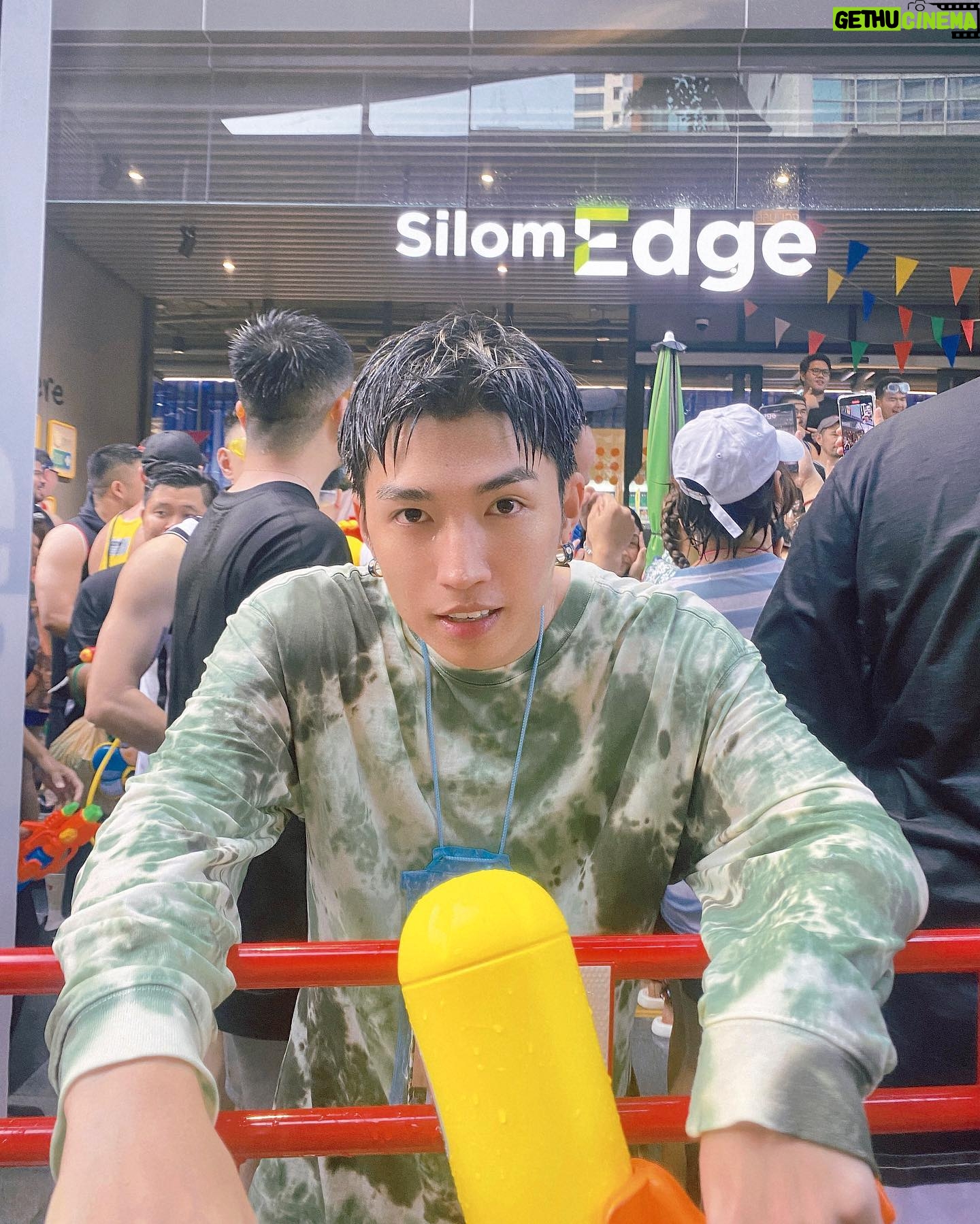 Nam Đình Võ - 8.7K Likes - Ăn tết của Việt Nam thì khô cháy túi, ăn tết bên Thái ướt nhẹp nhèm nhem 😆😆😆