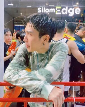 Nam Đình Võ Instagram - Ăn tết của Việt Nam thì khô cháy túi, ăn tết bên Thái ướt nhẹp nhèm nhem 😆😆😆