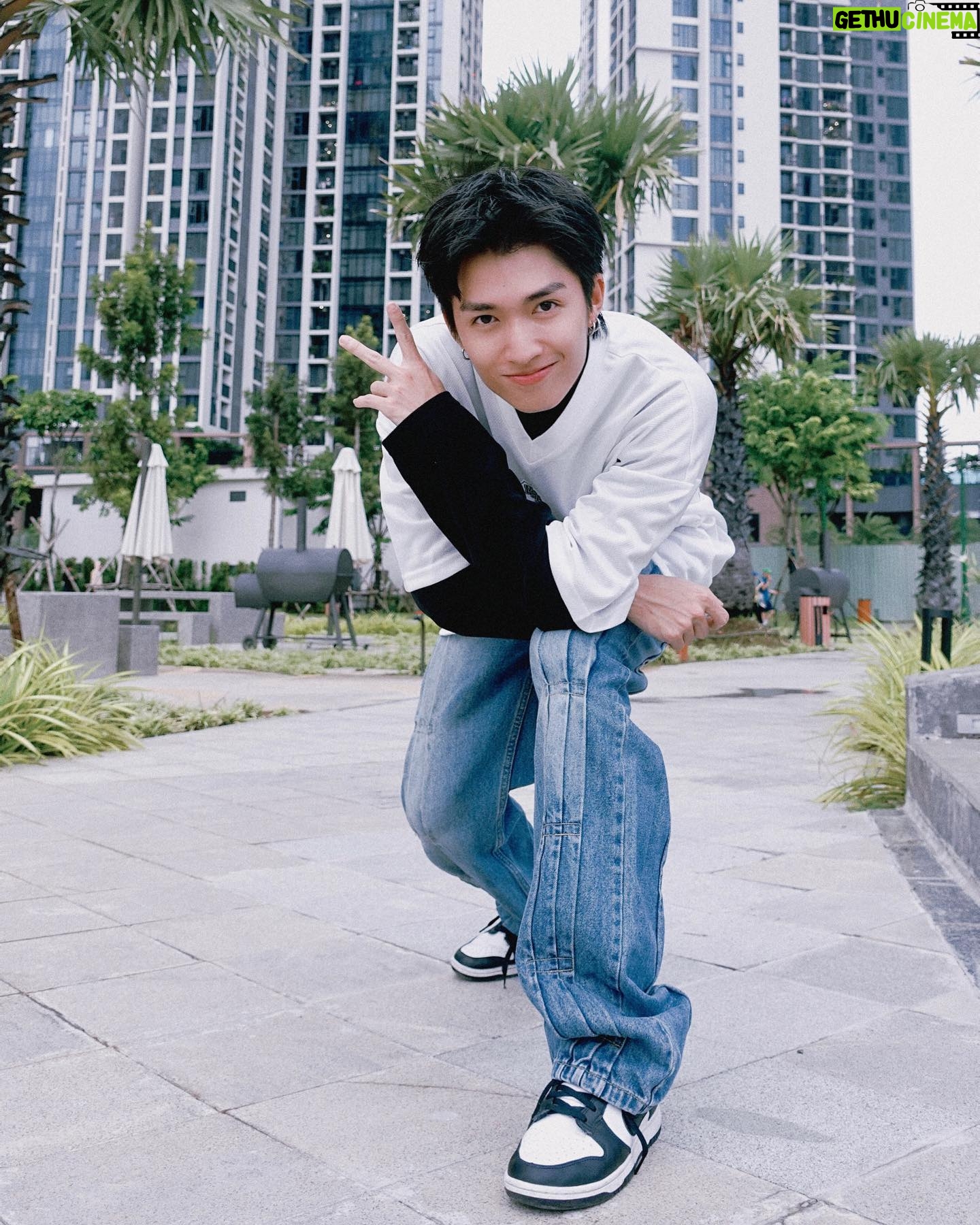 Nam Đình Võ - 4K Likes - Mới đây đã 6 năm được sống với nghề mà mình ước mơ và yêu thích, được gặp gỡ những người mà lúc nhỏ mình xem trên TV, được những người xa lạ yêu thương và xem mình như người nhà, được có những người anh chị em bạn bè đồng nghiệp chỉ dẫn và chia sẻ tận tình.
Biết ơn mọi sự giúp đỡ, niềm tin và mọi khó khăn đã trải qua… Nam biết là Nam còn nợ mọi người và bản thân một vài điều 🏆🏆🏆
Nam vẫn sẽ cố gắng trau dồi và cải thiện nhiều, Nam không sợ khó khăn… chỉ mong là chúng ta đủ mạnh mẽ để vượt qua mọi thử thách và trở nên tốt hơn qua từng ngày 🔥🔥🔥
AE CÙNG NAM NHE 🤜🤛 ❤️❤️❤️