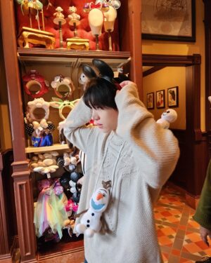 Nam Woo-hyun Instagram - 어릴적 나무로 돌아간날 ❤️
@hkdisneyland
