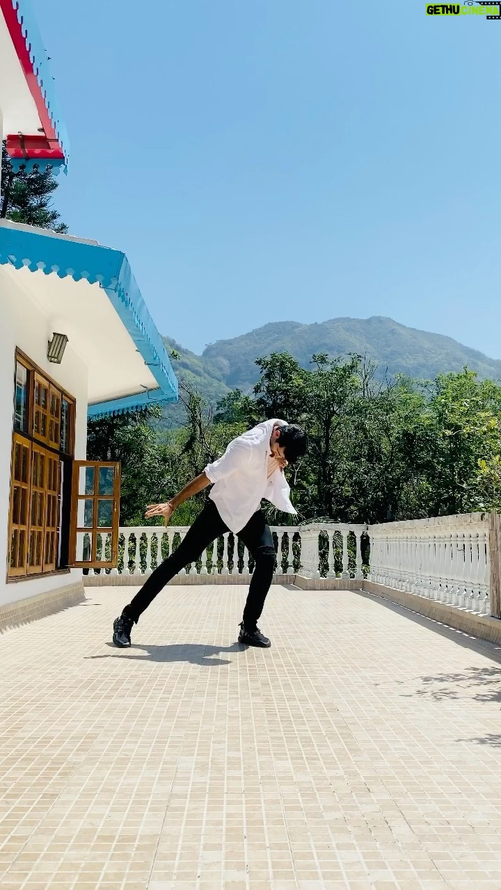 Namik Paul - 24.8K Likes - Stage 1- ‘Focus on the steps, listen to the music, DON’T MESS UP!!’
Stage 2- ‘This song is kinda nice thoughhhh! Can’t hurt if I sing along a bit, can it?!?’
Stage 3- ‘🥳🕺🏽🎤🥳’
Felt great to be dancing to a @prateekshettigar choreography after a long time, and of course, Jab We Met and it’s songs need no introduction. Classic in every way 🙌🏼