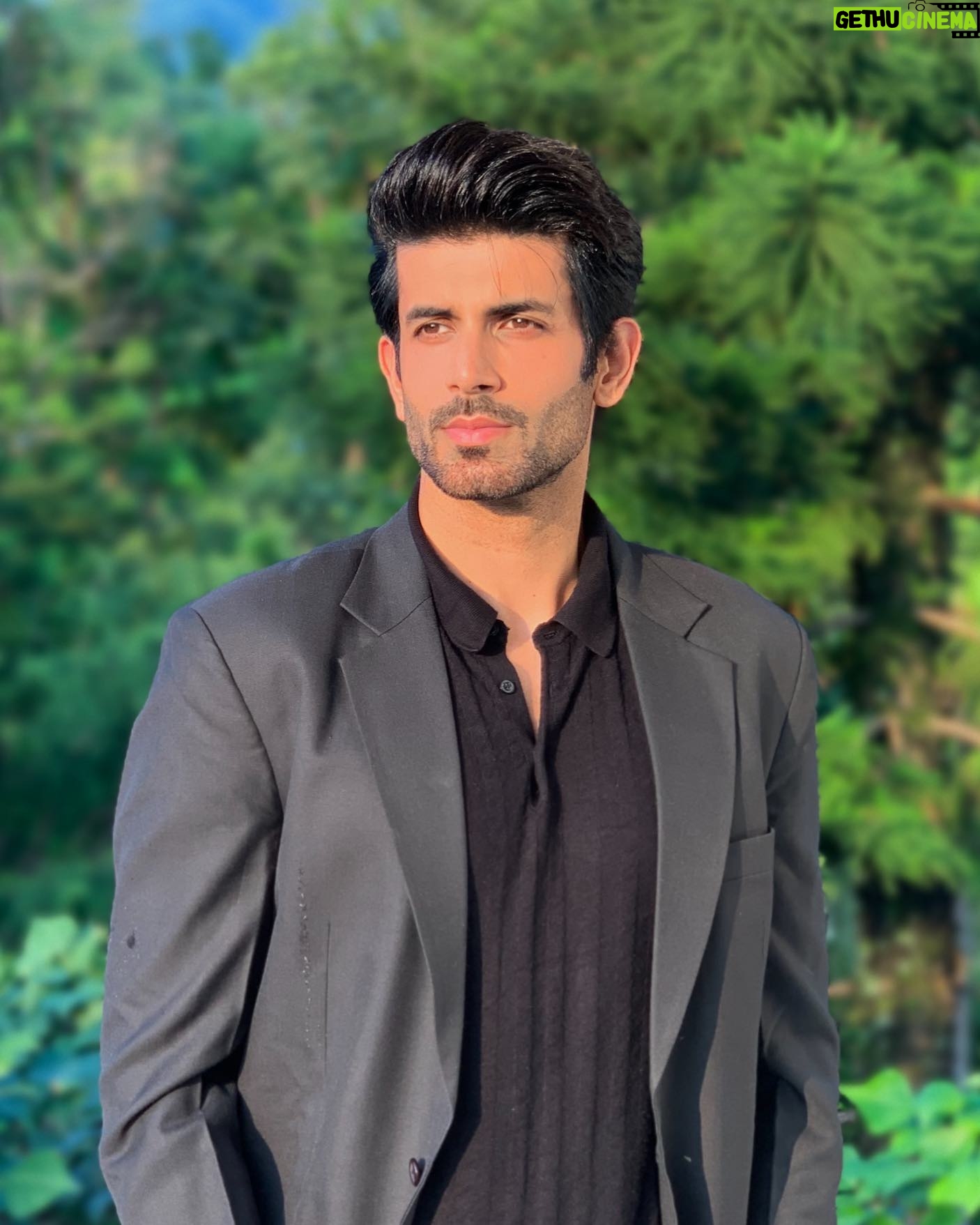 Namik Paul - 17.7K Likes - Three lockdowns down and I haven’t done a ‘All dressed up with no where to go 😒☹️’ post yet?!?! Aise kaise chalega boss 👻😋 My hipster snideness aside, dress up, dress down, do your thing and have a great weekend everybody 🥳🙏🏼😷