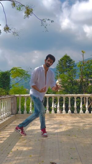 Namik Paul Instagram - Hi 🙋🏽‍♂️ (because baat nahi ab barson se 😒). Almost risked missing a flight to record this because the lyrics NEEDED this setting. Yes, I’m that extra. With the clouds, mountains, trees, and a blink and you miss it appearance by a video bombing bird, it’s not often you get to dance inside a painting. I hope the festive season finds you all well 🤗

Choreography- by the amazing @i.shubh and @shazebsheikh , I knew I had to try this one as soon as I saw it. 

And thank you to @deepak_rathore_project for this gem of a song, it’s been on repeat for ages now.
