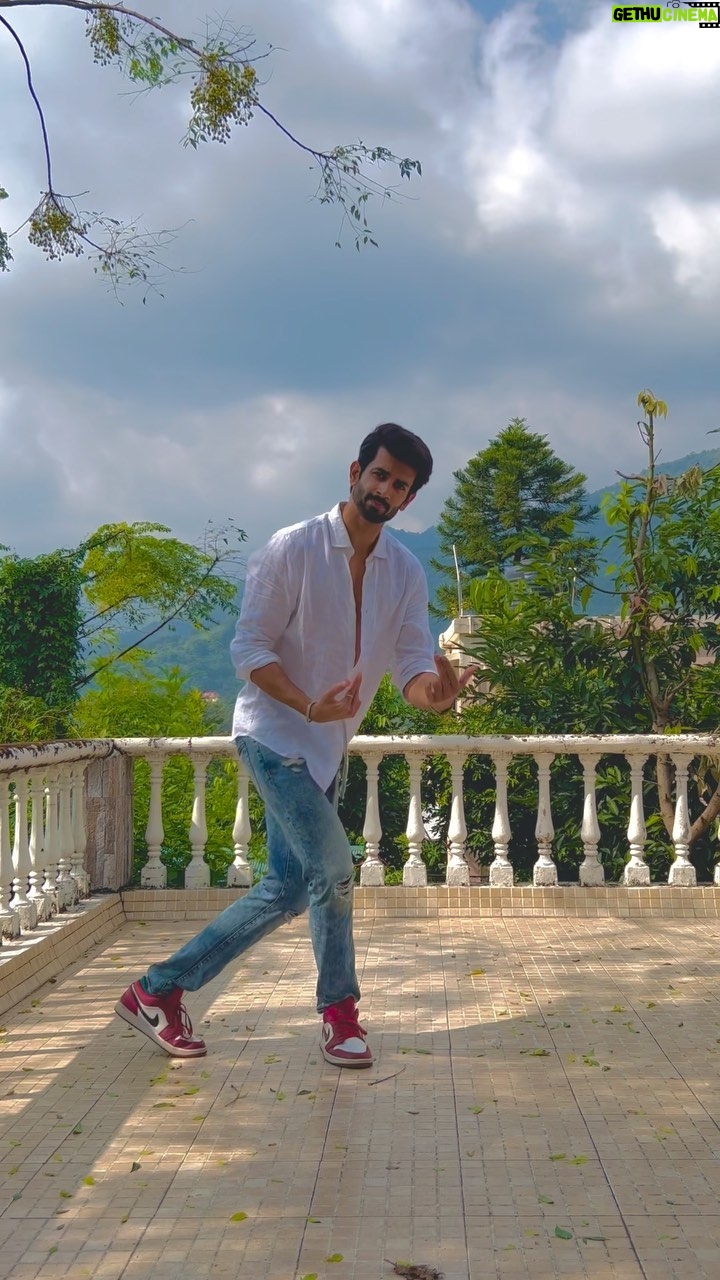 Namik Paul - 24.6K Likes - Hi 🙋🏽♂️ (because baat nahi ab barson se 😒). Almost risked missing a flight to record this because the lyrics NEEDED this setting. Yes, I’m that extra. With the clouds, mountains, trees, and a blink and you miss it appearance by a video bombing bird, it’s not often you get to dance inside a painting. I hope the festive season finds you all well 🤗
Choreography- by the amazing @i.shubh and @shazebsheikh , I knew I had to try this one as soon as I saw it.
And thank you to @deepak_rathore_project for this gem of a song, it’s been on repeat for ages now.