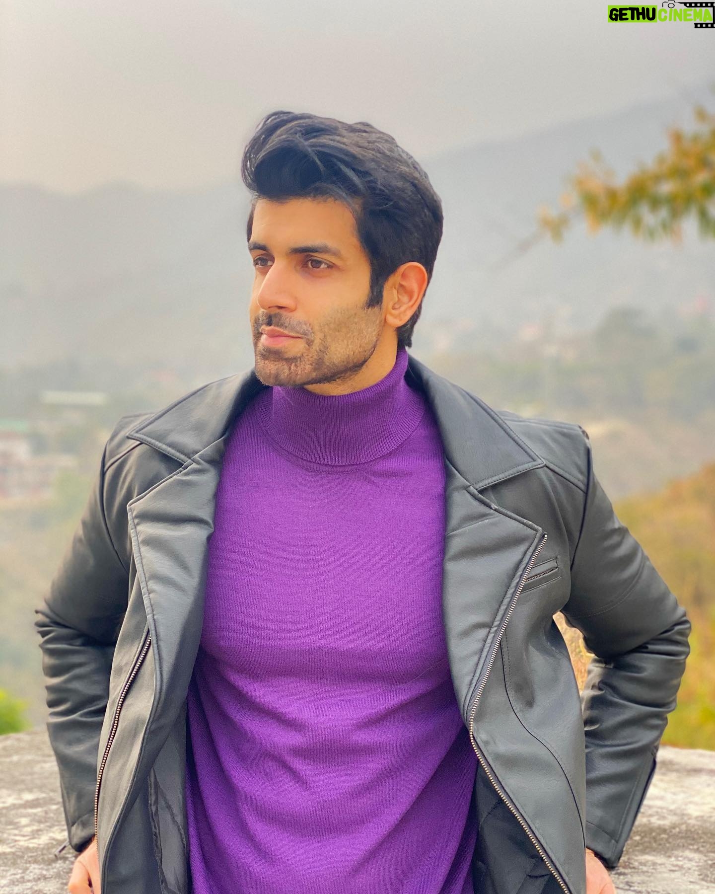 Namik Paul - 17.3K Likes - When cornered by a bear, curl up and play dead, or so I’ve heard/read 🐻 When cornered by a camera however, looking vague and non threatening works best in my experience 😋🤷🏽♂️ Drop any picture hacks down 👇🏼 and be sure to have an amazing week everyone 🤗🥳