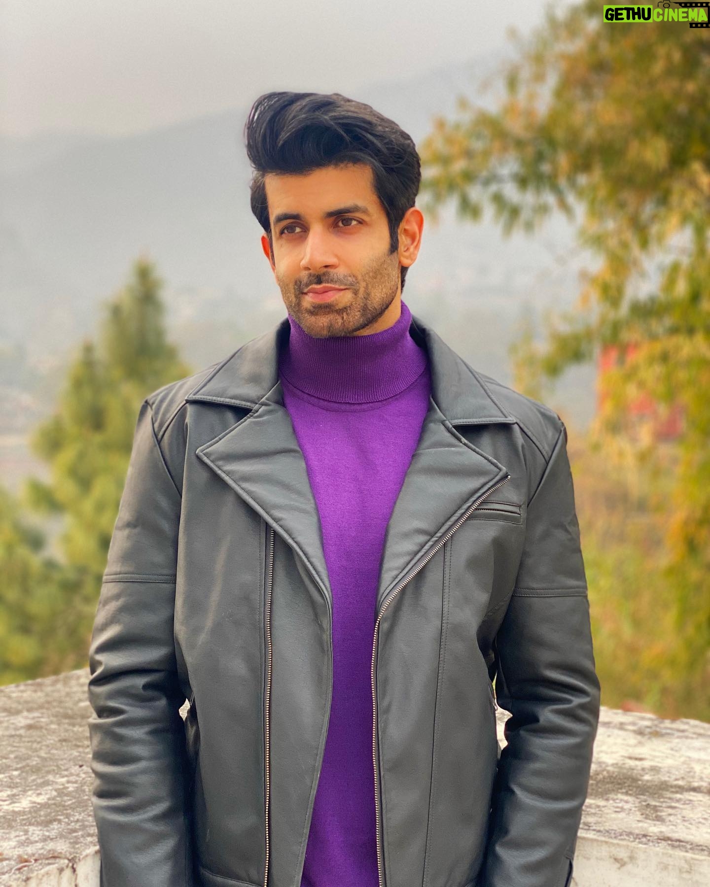 Namik Paul - 17.3K Likes - When cornered by a bear, curl up and play dead, or so I’ve heard/read 🐻 When cornered by a camera however, looking vague and non threatening works best in my experience 😋🤷🏽♂️ Drop any picture hacks down 👇🏼 and be sure to have an amazing week everyone 🤗🥳
