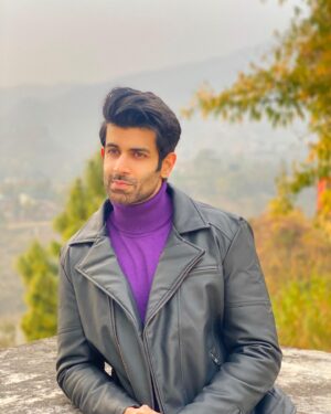 Namik Paul Instagram - When cornered by a bear, curl up and play dead, or so I’ve heard/read 🐻 When cornered by a camera however, looking vague and non threatening works best in my experience 😋🤷🏽‍♂️ Drop any picture hacks down 👇🏼 and be sure to have an amazing week everyone 🤗🥳