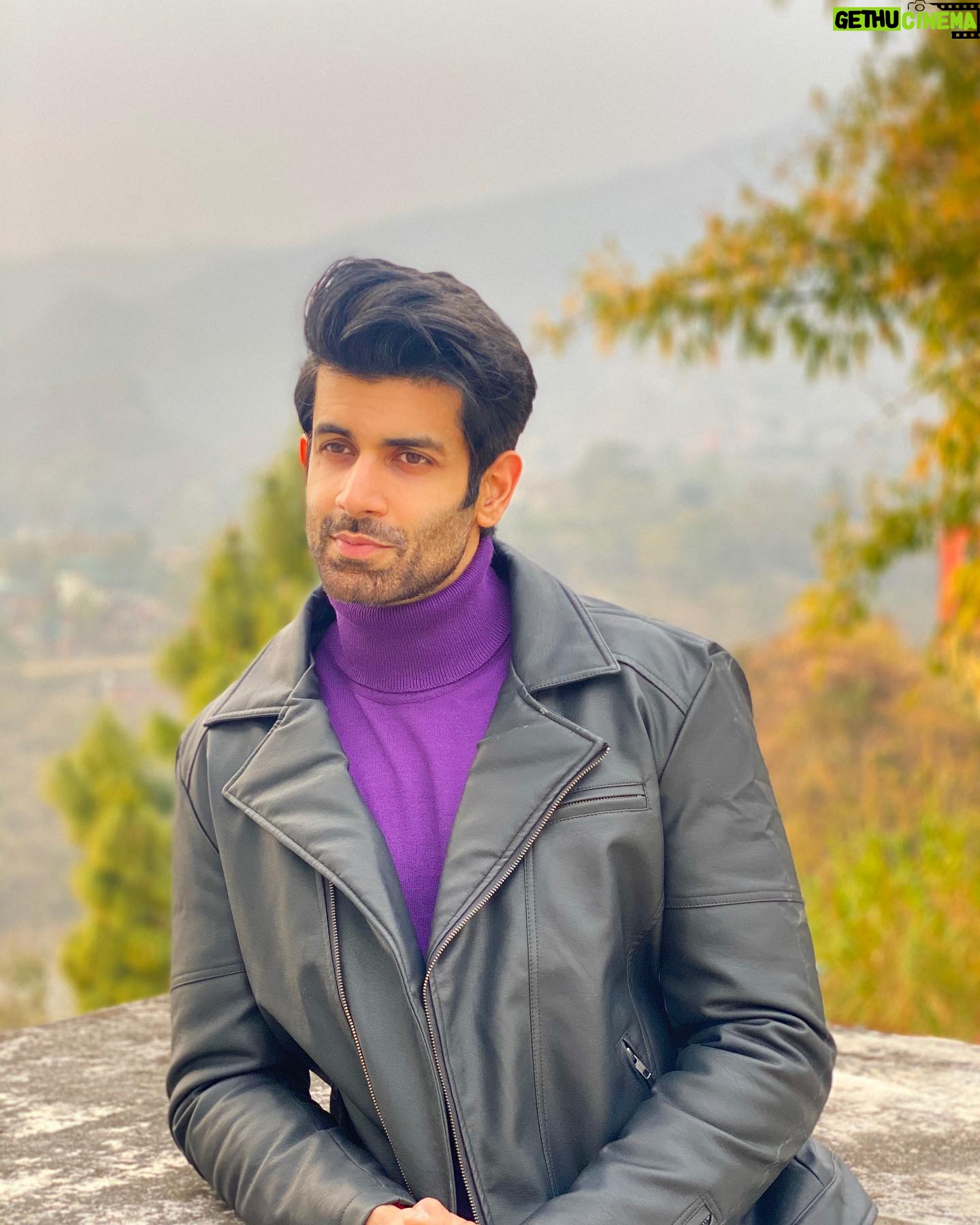 Namik Paul - 17.3K Likes - When cornered by a bear, curl up and play dead, or so I’ve heard/read 🐻 When cornered by a camera however, looking vague and non threatening works best in my experience 😋🤷🏽♂️ Drop any picture hacks down 👇🏼 and be sure to have an amazing week everyone 🤗🥳