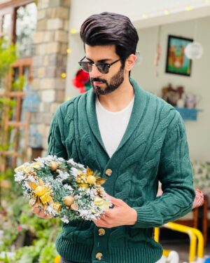 Namik Paul Instagram - Season’s Greetings from us to you and your loved ones🎄💫 Tis’ the season to be tardy if you’re me, both with the decorations and my wishes 🙆🏽‍♂️ Not to fret, because the tardiness did not get in the way of jolliness, as cakes, cookies, pizzas (?!?) and hot chocolates have been consumed at a reckless pace in the Paul household, and will continue to do so in the foreseeable future 🤓 As we all know, fretting about calories (🥱) at this time of the year is a sure fire way to land on the naughty list 🎅🏾 I hope the festive season brings all of you good health and prosperity 🤗❤️