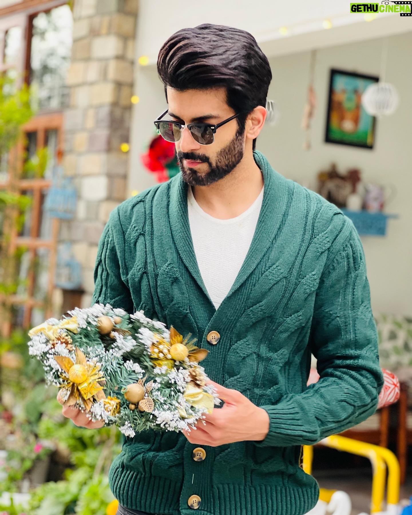 Namik Paul - 16.4K Likes - Season’s Greetings from us to you and your loved ones🎄💫 Tis’ the season to be tardy if you’re me, both with the decorations and my wishes 🙆🏽♂️ Not to fret, because the tardiness did not get in the way of jolliness, as cakes, cookies, pizzas (?!?) and hot chocolates have been consumed at a reckless pace in the Paul household, and will continue to do so in the foreseeable future 🤓 As we all know, fretting about calories (🥱) at this time of the year is a sure fire way to land on the naughty list 🎅🏾 I hope the festive season brings all of you good health and prosperity 🤗❤️