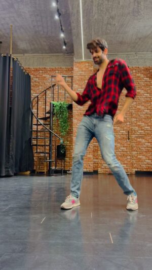 Namik Paul Instagram - When your favourite ‘Bet you haven’t heard this one’ song goes viral, dancing is mandatory 🤓 Jhoom’d my heart out to this one 🕺🏽 Thank you @dharmiksamani and @akshay_manghnani for such a fun choreography and class 🙏🏼 Happy watching, and I hope this beautiful day (in Mumbai, at least), finds you all hale and hearty 🤗❤️