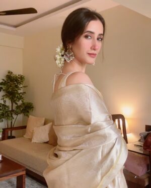 Namita Dubey Instagram - Far and few Golden moments✨
Saree by @sacredweaves