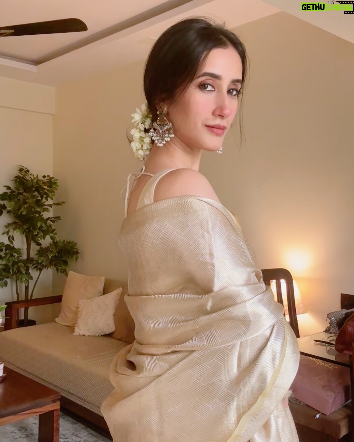 Namita Dubey - 38.6K Likes - Far and few Golden moments✨
Saree by @sacredweaves