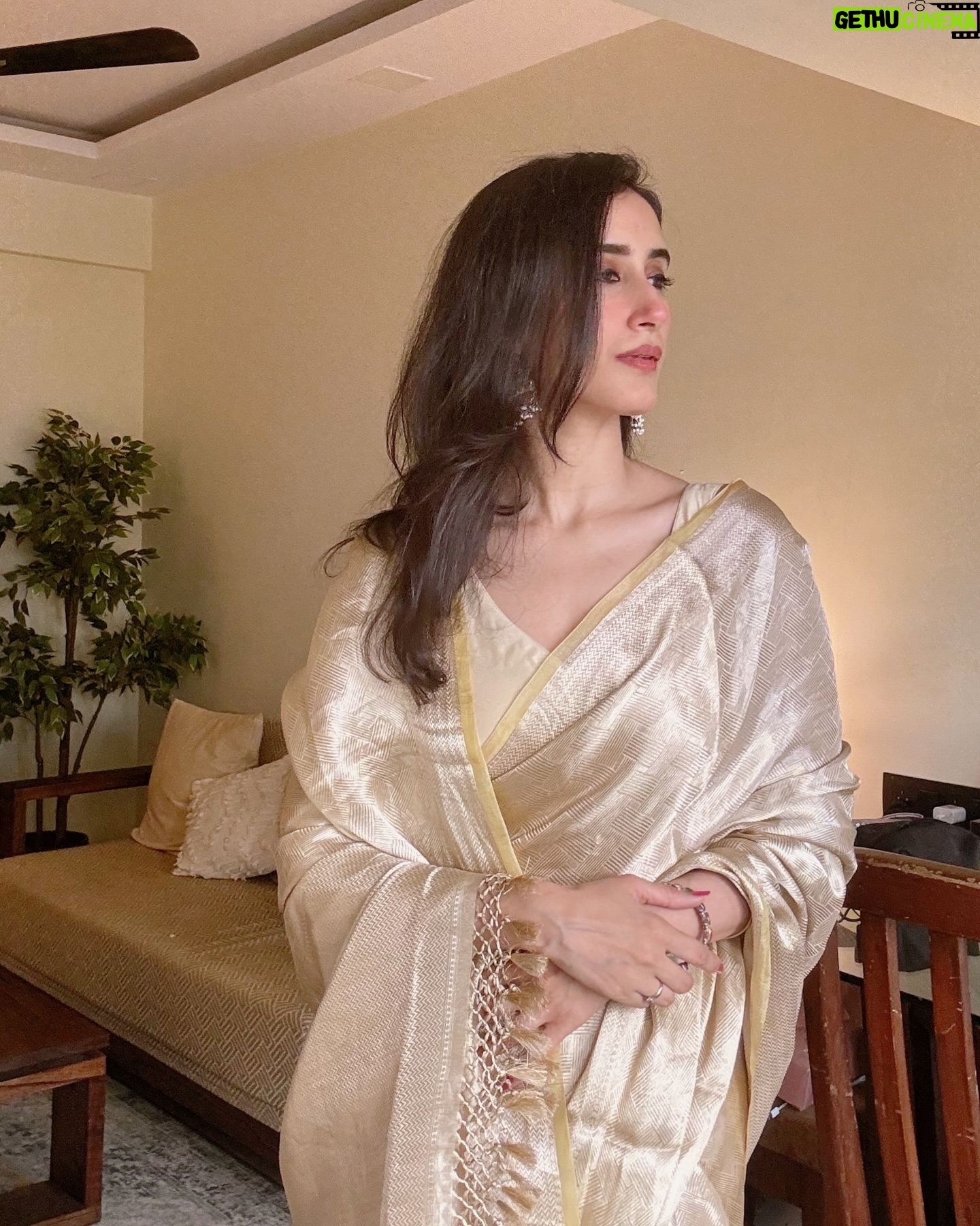 Namita Dubey - 38.6K Likes - Far and few Golden moments✨
Saree by @sacredweaves