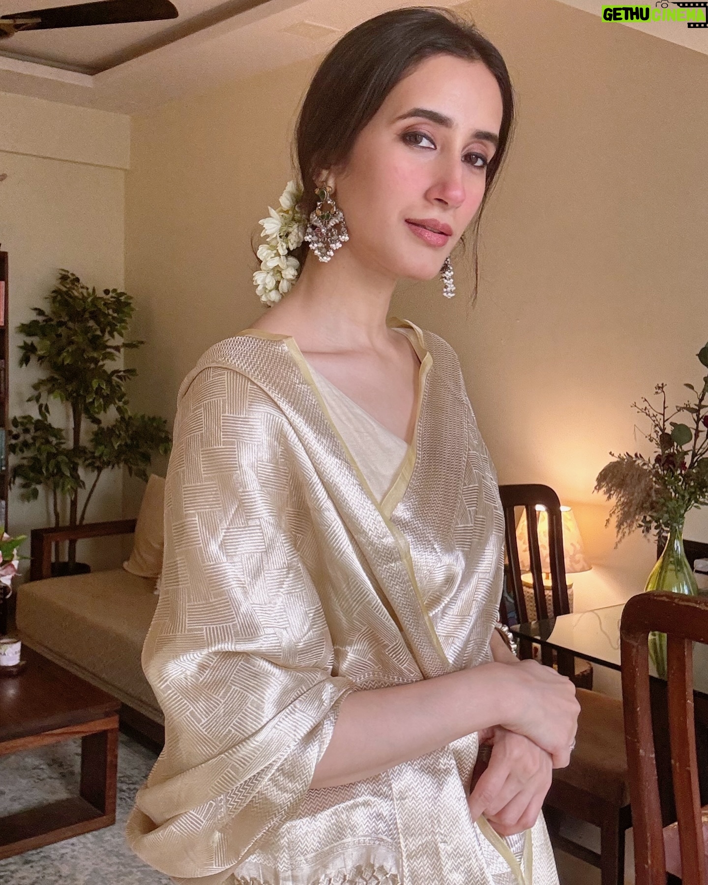 Namita Dubey - 38.6K Likes - Far and few Golden moments✨
Saree by @sacredweaves