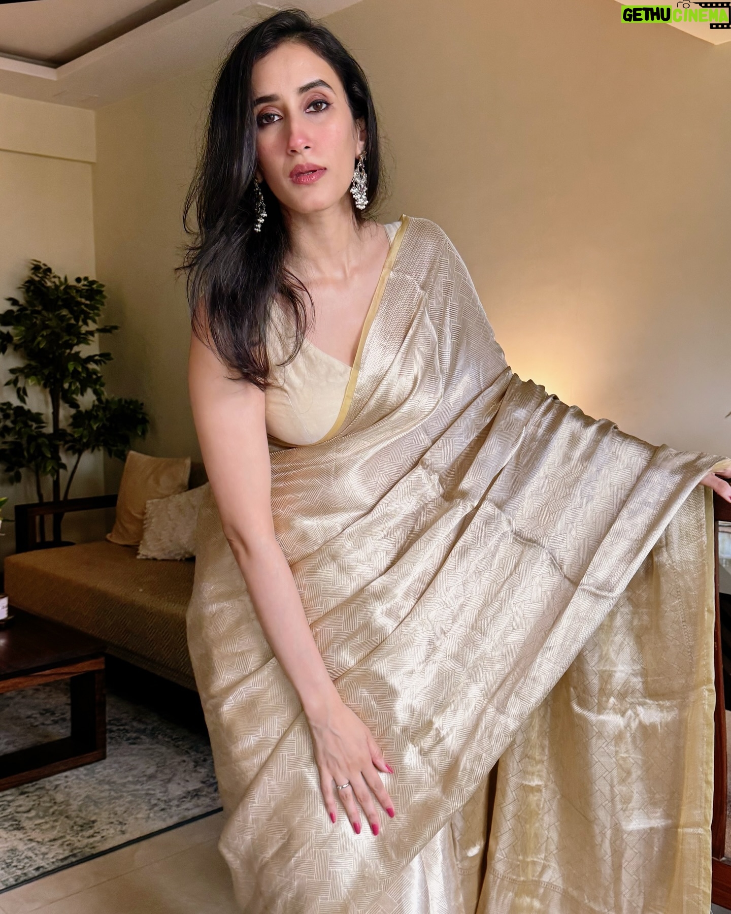 Namita Dubey - 38.6K Likes - Far and few Golden moments✨
Saree by @sacredweaves