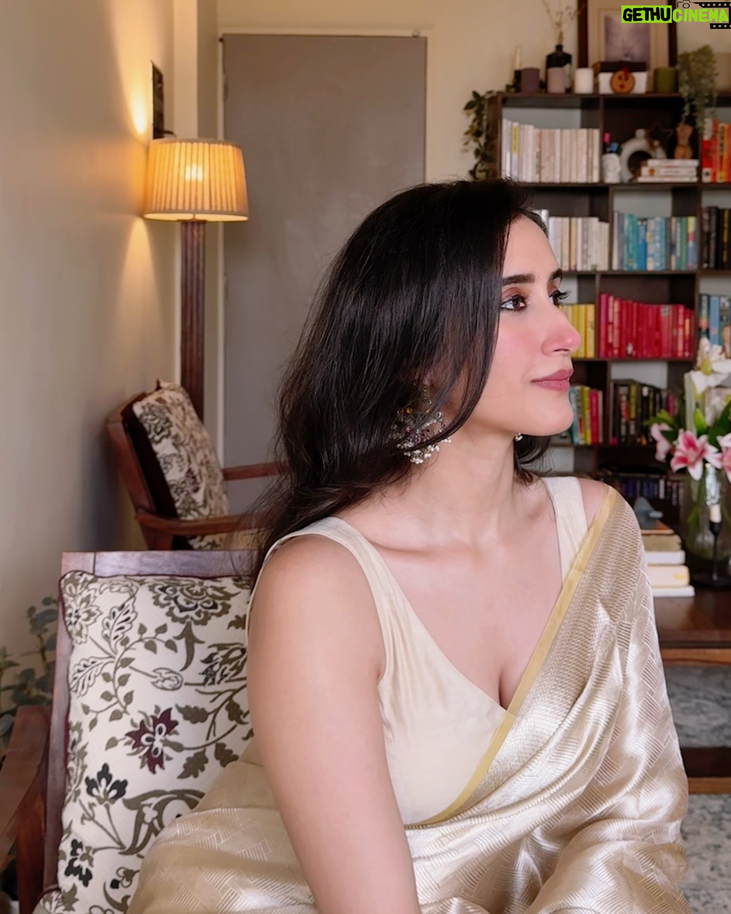 Namita Dubey - 38.6K Likes - Far and few Golden moments✨
Saree by @sacredweaves