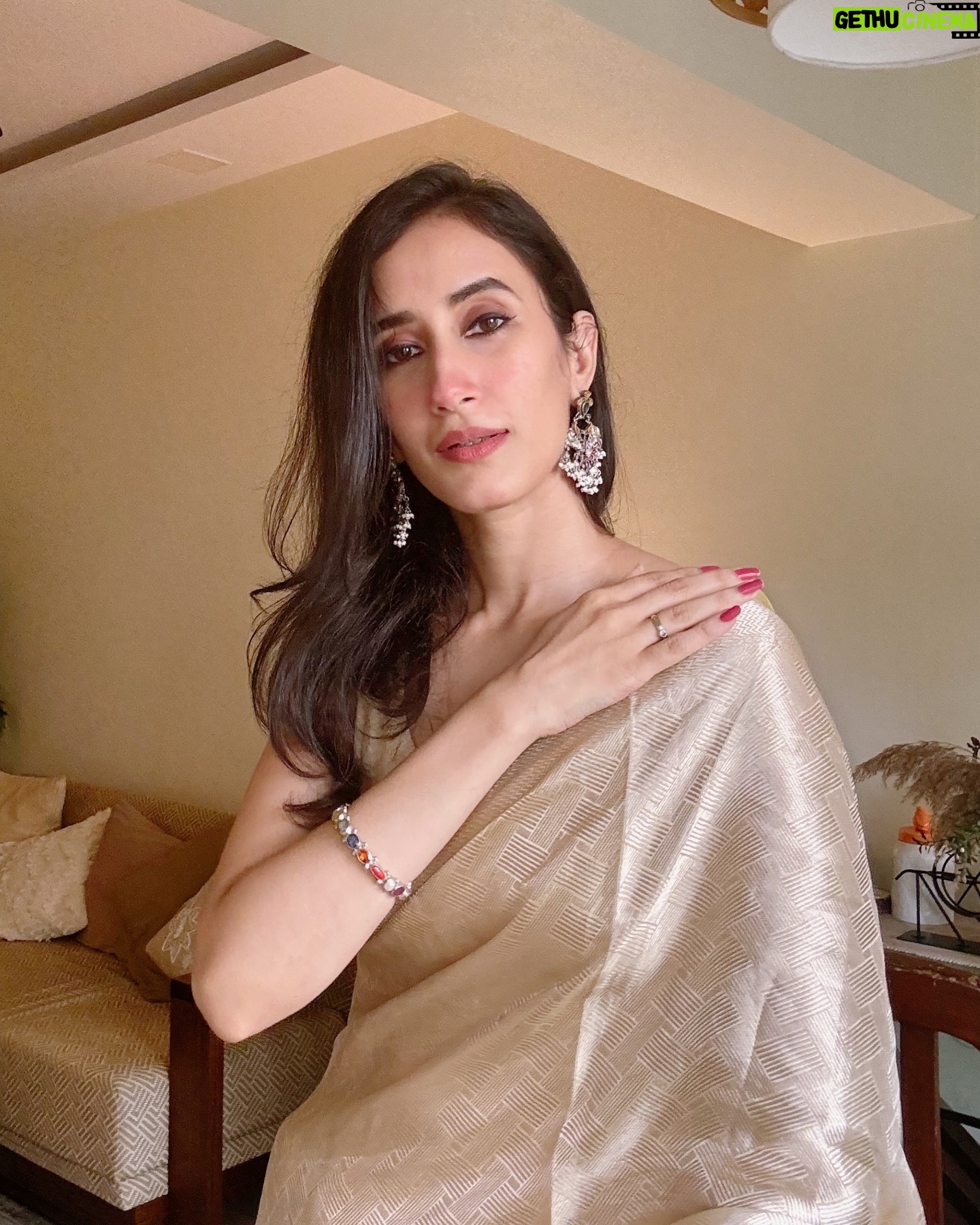 Namita Dubey - 38.6K Likes - Far and few Golden moments✨
Saree by @sacredweaves