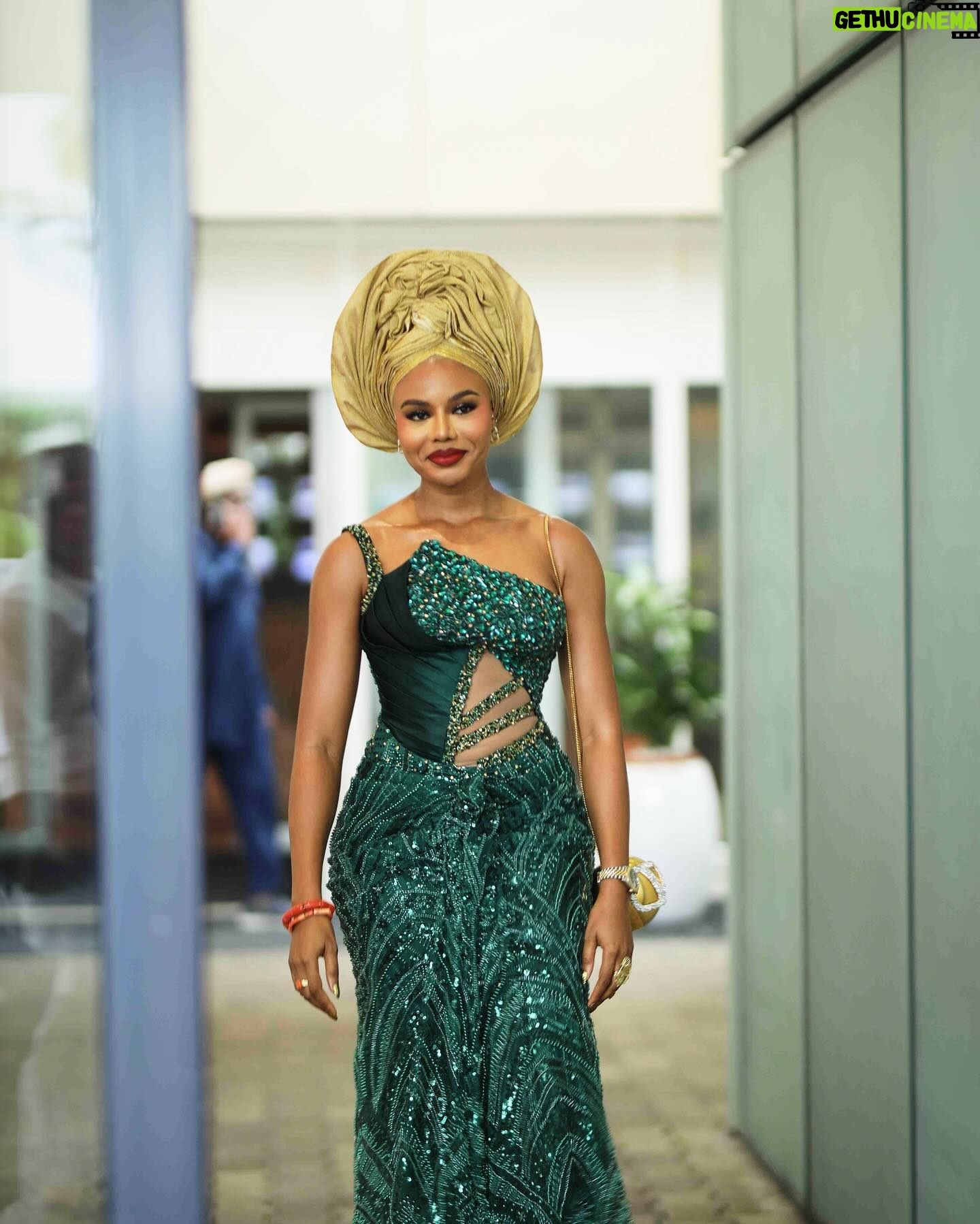 Nancy Isime - 326.4K Likes - Bridesmaid of the Most Gorgeous Bride💚
#LoveUnitesUS24
#CrazyAboutUS24
Dress: @oobiuku
Gele: @chygele
Makeup: @jideofstola
Photographed by: @kennedyamaku for @bighstudios
Video: @georgeokoro