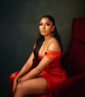 Nancy Isime Instagram - @bighstudios X Nancy Isime = ART🔥 

Obsessed with these images!😩 

#BridesmaidDuties 
#LoveUnitesUS24
#CrazyAboutUS24 

Dress: @tularoo__ 
Makeup: @peaceibadin_mua 
Hair: @mizwanneka 
Installed by: @hairbyehis 
Photographed by: @bighstudios