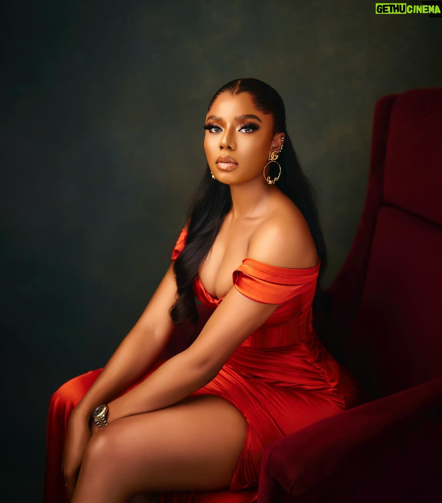 Nancy Isime - 292.1K Likes - @bighstudios X Nancy Isime = ART🔥
Obsessed with these images!😩
#BridesmaidDuties
#LoveUnitesUS24
#CrazyAboutUS24
Dress: @tularoo__
Makeup: @peaceibadin_mua
Hair: @mizwanneka
Installed by: @hairbyehis
Photographed by: @bighstudios