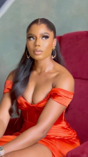 Nancy Isime Instagram - B R I D E S M A I D 🧡

#LoveUnitesUS24
#CrazyAboutUS24

Wearing: @tularoo__ 
Makeup: @peaceibadin_mua 
Hair: @mizwanneka 
Installed by: @hairbyehis 
Drop Earrings: @fabjewels_official 
Cinematography by @shotsbymandelazz_