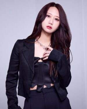 Nao Furuhata Instagram - お久しぶりです

黒に包まれた時の私です👀

みんなはGWどう過ごしましたか？

私は17日から始まる舞台
歌舞伎町シャーロックのお稽古で
充実していました

劇場にてお待ちしております！