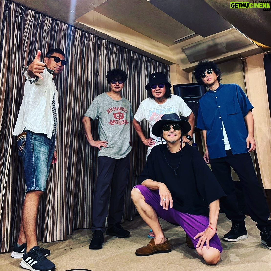 Nao Omori - 3.5K Likes - これが
海には
あんまり行かない
おじさん達の
暑い夏における
精一杯の姿です。
#大森南朋
#塚本史朗
#和田健一郎
#湯浅崇
#浜崎大地
#theoldbluebandits