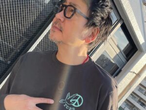 Nao Omori Instagram - ⚡️NEW GOODS告知⚡️
2/14(水)「もっとオトナゲナイト」＠京都 磔磔より
新アイテムを会場にて販売いたします(smiley face)

■”辰年”ロングTシャツ　※京都限定カラー（スミブラック）
■”辰年”ロングTシャツ　※東京限定カラー（スモーキーグリーン）
☝️画：大森南朋
5,500円（税込）
Size：L/XL

商品説明：胸には平和の象徴の鳩とピースマークのデザイン✌️
背中には大森南朋が書き下ろした干支の辰をスカジャン風にプリントしています。

■ランダムキーホルダー　※シークレット有り㊙️　1,000円（税込）
商品説明：曲のタイトルをPOPなデザインに落とし込んだアイテムになってます♪
何が出るかはお楽しみ😎

●販売時間：開場時間〜
※会場では下北沢でオトナゲナイトのグッズも一部販売予定です。
ーーーーーーーーーーーーーーーーーーーーーーーーーー
宜しくお願いいたします。

#大森南朋 
#THEOLDBLUEBANDITS
#辰年
#ロングスリーブtシャツ 
#キーホルダー
