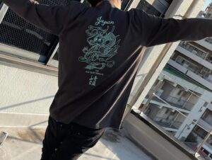 Nao Omori Instagram - ⚡️NEW GOODS告知⚡️
2/14(水)「もっとオトナゲナイト」＠京都 磔磔より
新アイテムを会場にて販売いたします(smiley face)

■”辰年”ロングTシャツ　※京都限定カラー（スミブラック）
■”辰年”ロングTシャツ　※東京限定カラー（スモーキーグリーン）
☝️画：大森南朋
5,500円（税込）
Size：L/XL

商品説明：胸には平和の象徴の鳩とピースマークのデザイン✌️
背中には大森南朋が書き下ろした干支の辰をスカジャン風にプリントしています。

■ランダムキーホルダー　※シークレット有り㊙️　1,000円（税込）
商品説明：曲のタイトルをPOPなデザインに落とし込んだアイテムになってます♪
何が出るかはお楽しみ😎

●販売時間：開場時間〜
※会場では下北沢でオトナゲナイトのグッズも一部販売予定です。
ーーーーーーーーーーーーーーーーーーーーーーーーーー
宜しくお願いいたします。

#大森南朋 
#THEOLDBLUEBANDITS
#辰年
#ロングスリーブtシャツ 
#キーホルダー