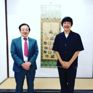 Nao Omori Instagram - 18代酒井家当主
忠久様に（写真のお方）
ご挨拶出来ました。
そして
次世代の19代様、20代様にも
お目通りさせて頂きました。
貴重なお話の数々
ありがとうございました。

酒井家の菩提寺である
大督寺のご住職様
ありがとうございました。
そして
庄内、鶴岡市の皆様
トークショーに来て頂いた方々
本当に
ありがとうございました。
楽しかったー！

#酒井忠次
#酒井忠久
#大督寺
#鶴岡市
#庄内
#大森南朋