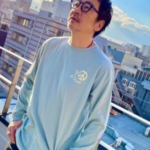 Nao Omori Instagram - ⚡️NEW GOODS告知⚡️
2/14(水)「もっとオトナゲナイト」＠京都 磔磔より
新アイテムを会場にて販売いたします(smiley face)

■”辰年”ロングTシャツ　※京都限定カラー（スミブラック）
■”辰年”ロングTシャツ　※東京限定カラー（スモーキーグリーン）
☝️画：大森南朋
5,500円（税込）
Size：L/XL

商品説明：胸には平和の象徴の鳩とピースマークのデザイン✌️
背中には大森南朋が書き下ろした干支の辰をスカジャン風にプリントしています。

■ランダムキーホルダー　※シークレット有り㊙️　1,000円（税込）
商品説明：曲のタイトルをPOPなデザインに落とし込んだアイテムになってます♪
何が出るかはお楽しみ😎

●販売時間：開場時間〜
※会場では下北沢でオトナゲナイトのグッズも一部販売予定です。
ーーーーーーーーーーーーーーーーーーーーーーーーーー
宜しくお願いいたします。

#大森南朋 
#THEOLDBLUEBANDITS
#辰年
#ロングスリーブtシャツ 
#キーホルダー