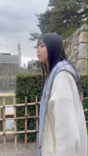 Nao Osato Instagram - 玉藻公園の秘密！
お城のお堀には鯉が優雅に泳いでいるイメージだと思うんだけど、実はここ玉藻公園の高松城のお堀には鯛が泳いでいるのです❣️そして、エサをあげられるように餌ガチャがあります！
こんな不思議な光景を皆さんも見に来てね👀

#玉藻公園#高松城#鯛#めで鯛#エサガチャ#100円#餌のやり方が独特#めちゃ食べてた #鯛願城就#香川県#高松市#高松駅からすぐ近くだよ#遊びに来てね#大里菜桜#たか松bonsai大使 #おいでまぁせ