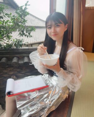 Nao Osato Instagram - 安楽院の青葉祭無事に終了しました🎉
初めての司会？をさせていただき、
今までにない経験も積ませていただけました✨🙏
時々失言もあったと思いますが、
自由な進行でも温かく受け入れていただける空気感が
優しかったです😂

ステージも、可愛い子供たちがお菓子に釣られて
踊らされる事件もありました😂スパルタな進行のおかげで子供達の元気で可愛いダンスが加わり
救われたステージとなりました✨

20回記念にあわせ、シンガーソングライターmimikaさんが作ったオリジナルテーマソングで会場一体となり
名残惜しい空気の中イベント終了となりました🥲

こんな温かいイベントにお招き頂けて嬉しかったです！
そして遠方からも見にきてくださった方がたくさんいらっしゃり、久しぶりにお会いする方もいたり、
能登半島のチャリティにもご参加いただいたり、
感謝の気持ちでいっぱいです！
事務所の天望ちゃんが見にきてくれて、大きくなってたからびっくりしました😳小学生じゃなかった、、というかオモチャで遊ぶ姿はまだ小学生だったか？

とにかく、いろんな人たちに会えてパワーもらって疲れたけど嬉しくて今は大雨☔️
帰りのことはさておき、今日はお疲れ様でしたー🎉

#安楽院#青葉祭#20回記念#温かい#花火#曲と共に終わる奇跡#終わると同時に大雨#帰れるかな #みんなありがとう