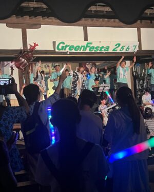 Nao Osato Instagram - 安楽院の青葉祭無事に終了しました🎉
初めての司会？をさせていただき、
今までにない経験も積ませていただけました✨🙏
時々失言もあったと思いますが、
自由な進行でも温かく受け入れていただける空気感が
優しかったです😂

ステージも、可愛い子供たちがお菓子に釣られて
踊らされる事件もありました😂スパルタな進行のおかげで子供達の元気で可愛いダンスが加わり
救われたステージとなりました✨

20回記念にあわせ、シンガーソングライターmimikaさんが作ったオリジナルテーマソングで会場一体となり
名残惜しい空気の中イベント終了となりました🥲

こんな温かいイベントにお招き頂けて嬉しかったです！
そして遠方からも見にきてくださった方がたくさんいらっしゃり、久しぶりにお会いする方もいたり、
能登半島のチャリティにもご参加いただいたり、
感謝の気持ちでいっぱいです！
事務所の天望ちゃんが見にきてくれて、大きくなってたからびっくりしました😳小学生じゃなかった、、というかオモチャで遊ぶ姿はまだ小学生だったか？

とにかく、いろんな人たちに会えてパワーもらって疲れたけど嬉しくて今は大雨☔️
帰りのことはさておき、今日はお疲れ様でしたー🎉

#安楽院#青葉祭#20回記念#温かい#花火#曲と共に終わる奇跡#終わると同時に大雨#帰れるかな #みんなありがとう
