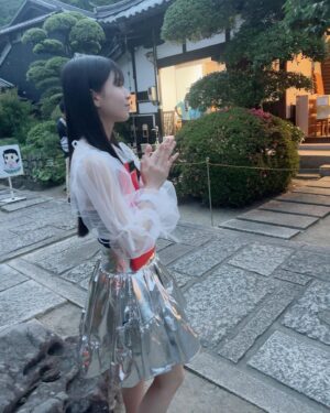 Nao Osato Instagram - 安楽院の青葉祭無事に終了しました🎉
初めての司会？をさせていただき、
今までにない経験も積ませていただけました✨🙏
時々失言もあったと思いますが、
自由な進行でも温かく受け入れていただける空気感が
優しかったです😂

ステージも、可愛い子供たちがお菓子に釣られて
踊らされる事件もありました😂スパルタな進行のおかげで子供達の元気で可愛いダンスが加わり
救われたステージとなりました✨

20回記念にあわせ、シンガーソングライターmimikaさんが作ったオリジナルテーマソングで会場一体となり
名残惜しい空気の中イベント終了となりました🥲

こんな温かいイベントにお招き頂けて嬉しかったです！
そして遠方からも見にきてくださった方がたくさんいらっしゃり、久しぶりにお会いする方もいたり、
能登半島のチャリティにもご参加いただいたり、
感謝の気持ちでいっぱいです！
事務所の天望ちゃんが見にきてくれて、大きくなってたからびっくりしました😳小学生じゃなかった、、というかオモチャで遊ぶ姿はまだ小学生だったか？

とにかく、いろんな人たちに会えてパワーもらって疲れたけど嬉しくて今は大雨☔️
帰りのことはさておき、今日はお疲れ様でしたー🎉

#安楽院#青葉祭#20回記念#温かい#花火#曲と共に終わる奇跡#終わると同時に大雨#帰れるかな #みんなありがとう