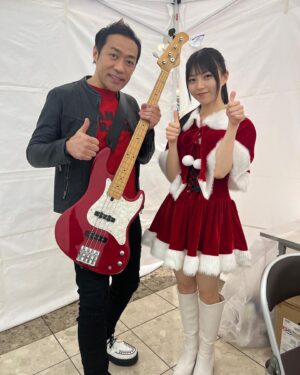 Nao Osato Instagram - RNCラジオ・チャリティー・ミュージックソンのステージにお招きありがとうございました！
大好きなゆめタウンのステージで、クリスマスイブという特別な日に出演させていただけてとーっても幸せでした💖
アンパンマンの英語の歌を4年振り？くらいに歌わせて頂きました🎤急遽ステージに上がってくれた子供達もいて可愛く平和な時間になりました。
RNCのアナウンサーの皆さんの軽快なトークで楽しく盛り上げて頂けて、喋る技術の凄さを近くで体感。私もあんな風にスラスラ喋れるようになりたいなぁと憧れました！
そして、たくさんの募金もご協力頂きありがとうございます。音の出る信号機など活用されるようなのでとても嬉しいです。
ステージでご一緒してくださったはなわさんや、ThreeToneの皆さん、mimikaさんにもお会い出来て嬉しかったです。
年末のお忙しい中会いに来てくださった皆様、たまたま通りがかりで聞いてくださった皆様、ラジオ通して初めて聞いてくださった皆様、遠くて応援には来れないけど心配したり応援してくださった皆様、ありがとうございました‼️
とっても素敵なお仕事で今年を締めくくることが出来たこと、本当にありがとうございました🎄

#rncラジオ #rncラジオチャリティミュージックソン #ラジオ#公開放送 #ゆめタウン高松#はなわ さん#ThreeTone さん#mimika さん#香川県#高松市#たか松bonsai大使 #アンパンマン#英語#english #クリスマスイブ#チャリティー #音の出る信号機#大里菜桜 #仕事納め #ありがとうございました