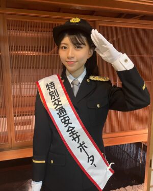 Nao Osato Instagram - 今日は香川県警察特別交通安全サポーターに任命されました。皆さんと一緒に交通安全についてお勉強したり、抽選会(かなり豪華でした)のお手伝いをして楽しかったです🥹
応援に来てくださった皆さんありがとうございました🙏

制服似合ってますか？
フリーアナウンサーの植松おさみさんとご一緒させていただき緊張したけどとても勉強になりました！

それでは、これからも皆さんの安全な生活を応援しています。暗くなるのが早くなる季節、反射剤などを活用して安全にお過ごしくださいね。

#香川県#特別交通安全サポーター#大里菜桜#大先輩#植松おさみさん#緊張した #高松市#高松盆栽#たか松bonsai大使 #盆栽たいそう#ポスターも掲載していただきありがとうございました#皆さんに感謝
