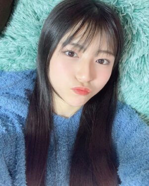 Nao Osato Instagram - バレンタインの日🍫だけど今年はチョコも作らずバレンタインな写真も撮れてません🙀
代わりに青がいっぱいなゴロゴロしてる写真をどうぞ！

#バレンタイン #チョコレート #市販しか勝たん #ゴロゴロ #大里菜桜